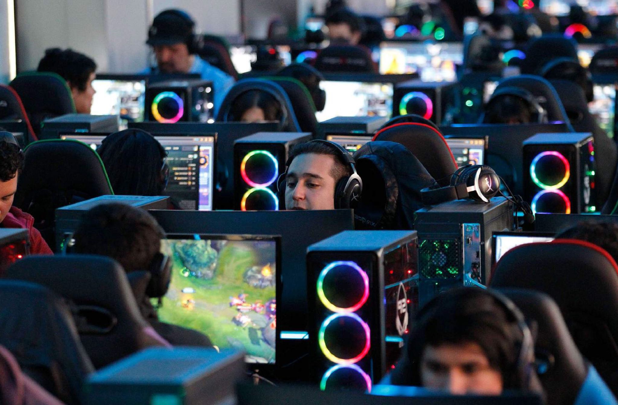 Hàn Quốc - Trung Quốc trái ngược nhau trong việc áp lệnh đối với game thủ vị thành niên