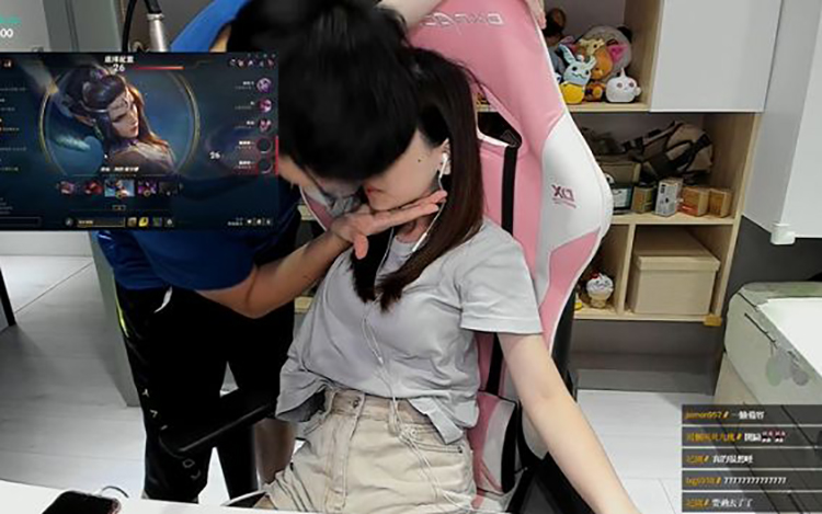 Nữ Streamer xinh đẹp bị bạn trai cưỡng hôn trên livestream là ai?