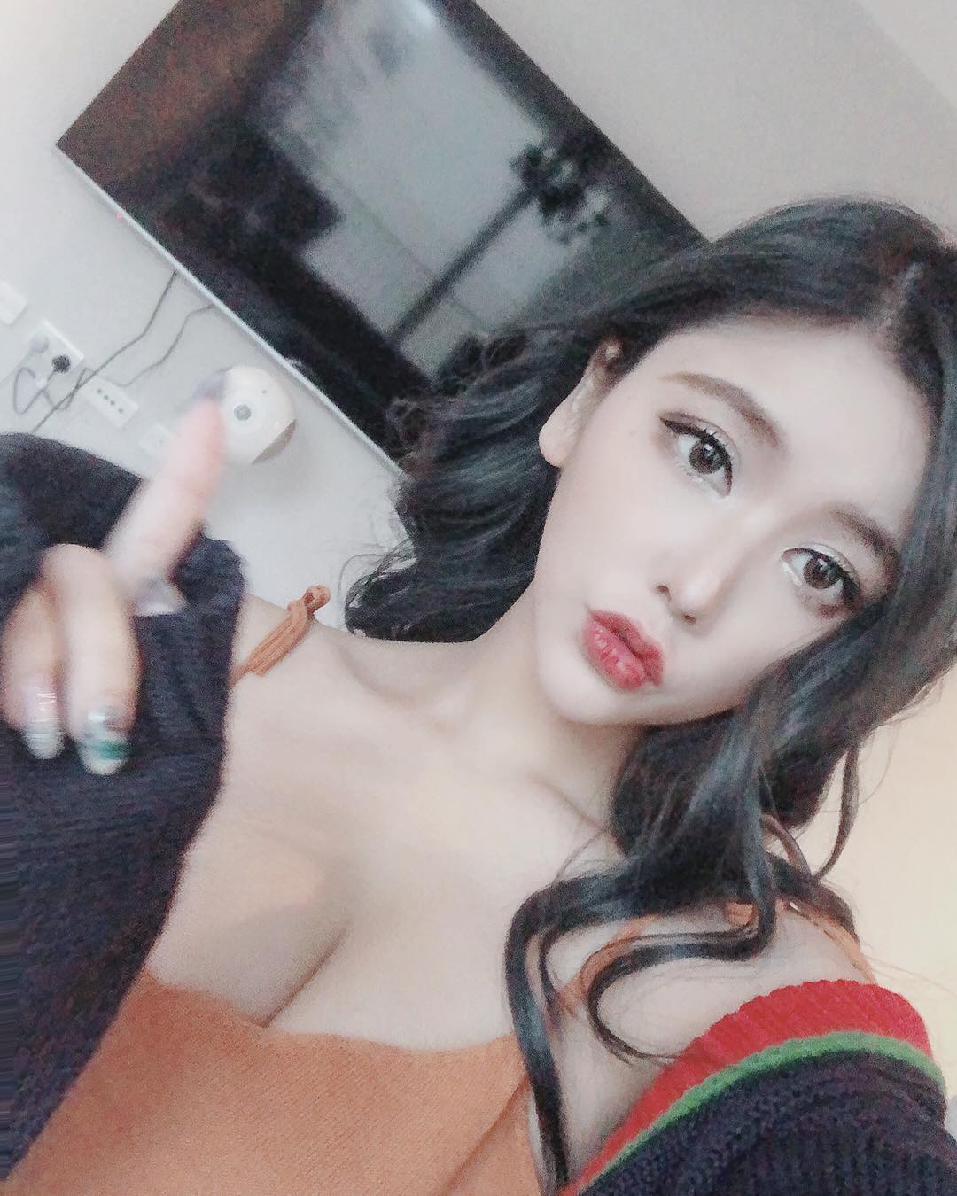 Khoe ảnh thả rông vòng một chơi game, hot girl xinh đẹp tiếp tục nhận gạch đá sau tư thế selfie đầy phản cảm