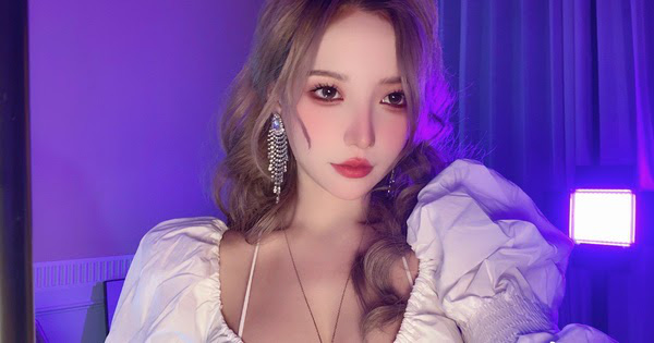 Vô tình để lộ thu nhập trăm tỷ ngay trên sóng livestream, nữ streamer vẫn kêu trời vì bị chậm lương "như cơm bữa"