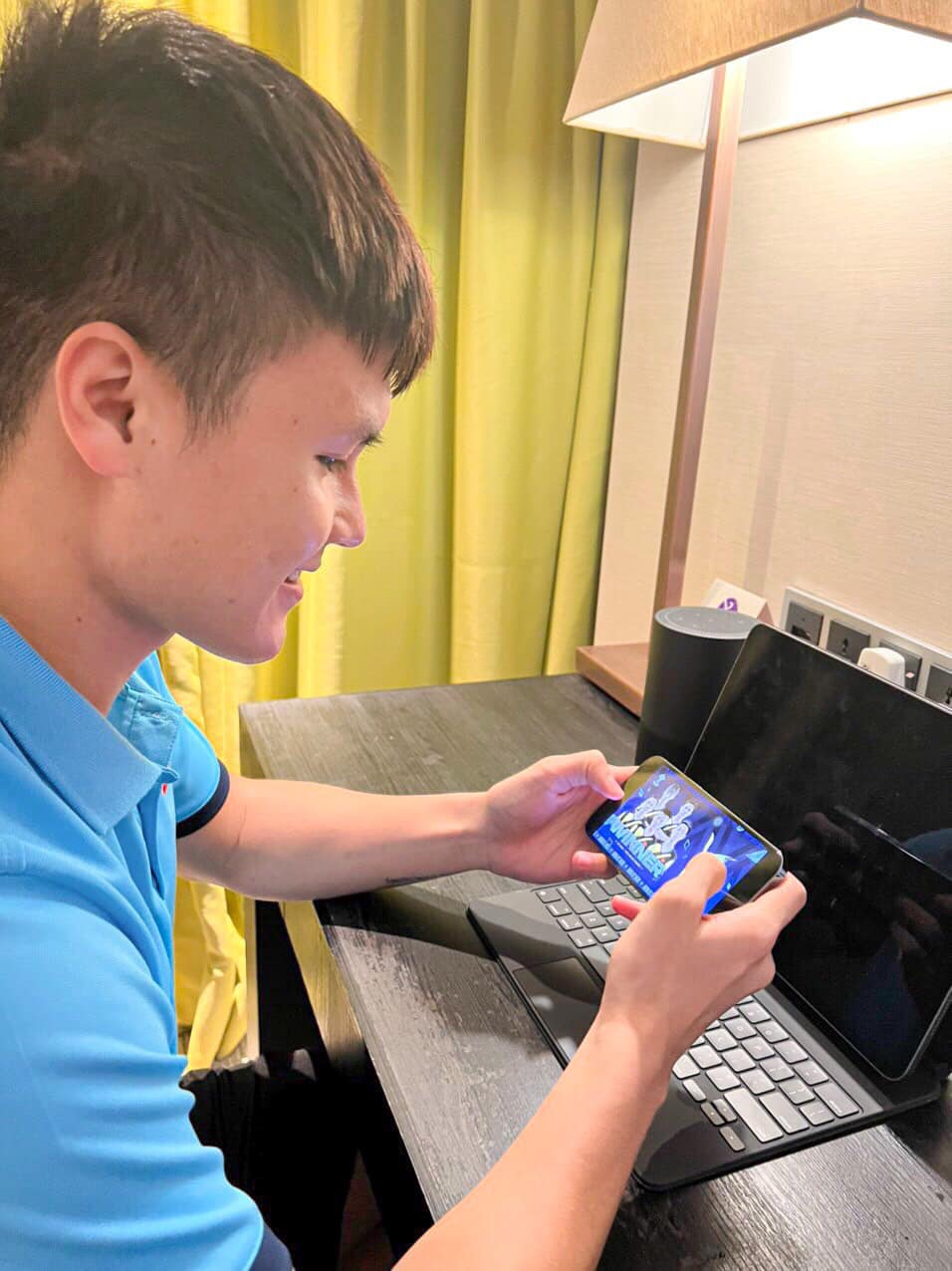 Cầu thủ Quang Hải đăng status cổ vũ Liên Quân VN vô địch AIC 2021, nhắn nhủ 1 người “hướng dẫn anh leo rank”