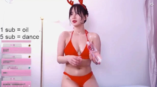 Diện bikini rồi bôi dầu bóng loáng trên sóng, nữ streamer bị chỉ trích phản cảm, "bay kênh" ngay tắp lự