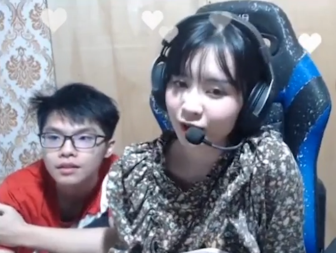 Game thủ "phẫn nộ" khi Lai Bâng cùng bạn gái phát "cẩu lương" trên livestream