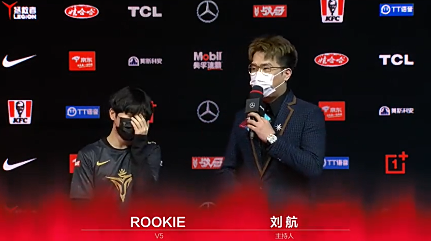 Rookie vẫn tưởng nhầm mình đang khoác áo IG khi trả lời phỏng vấn khiến fan chua xót
