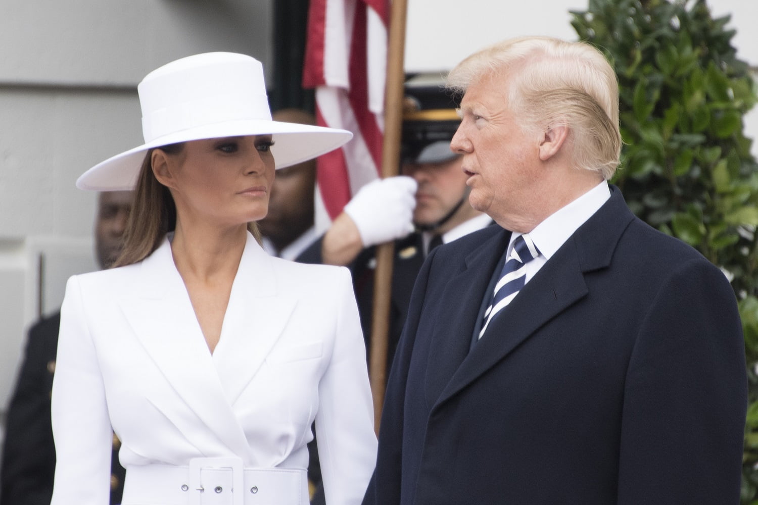 Bà Melania Trump bị phát hiện “tự bán tự mua” NFT của bản thân