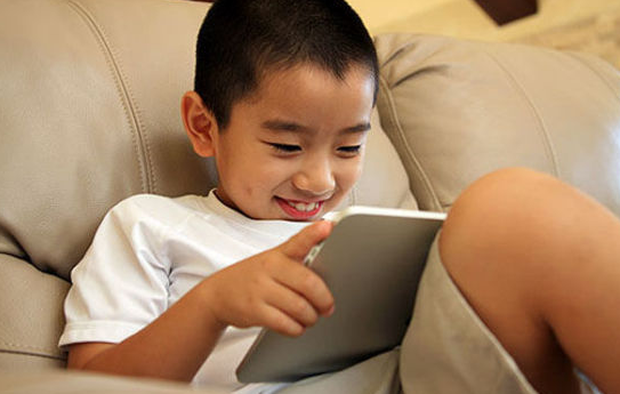 Bố bán hàng ngoài chợ cóp nhặt từng đồng, con trai game thủ mang 400 triệu tặng quà nữ streamer idol khiến CĐM chỉ biết lắc đầu