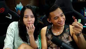 Được fan công nhận là “gia đình văn hóa”, nam streamer Độ Mixi đã làm những gì?