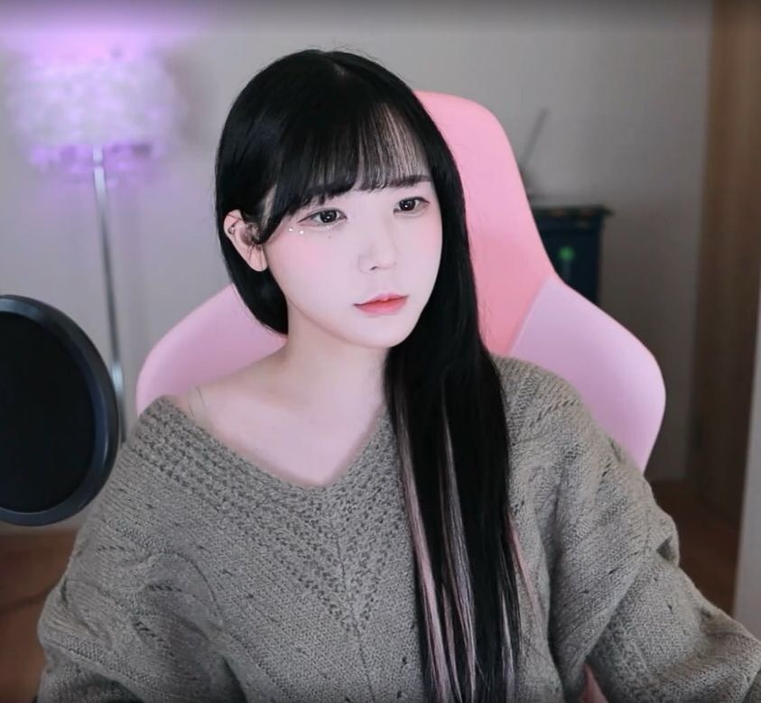Nữ streamer xinh đẹp bức xúc khi bị mời gọi làm bé đường: "720 triệu đổi lấy việc hẹn hò, quan hệ 3 lần trong một tháng"