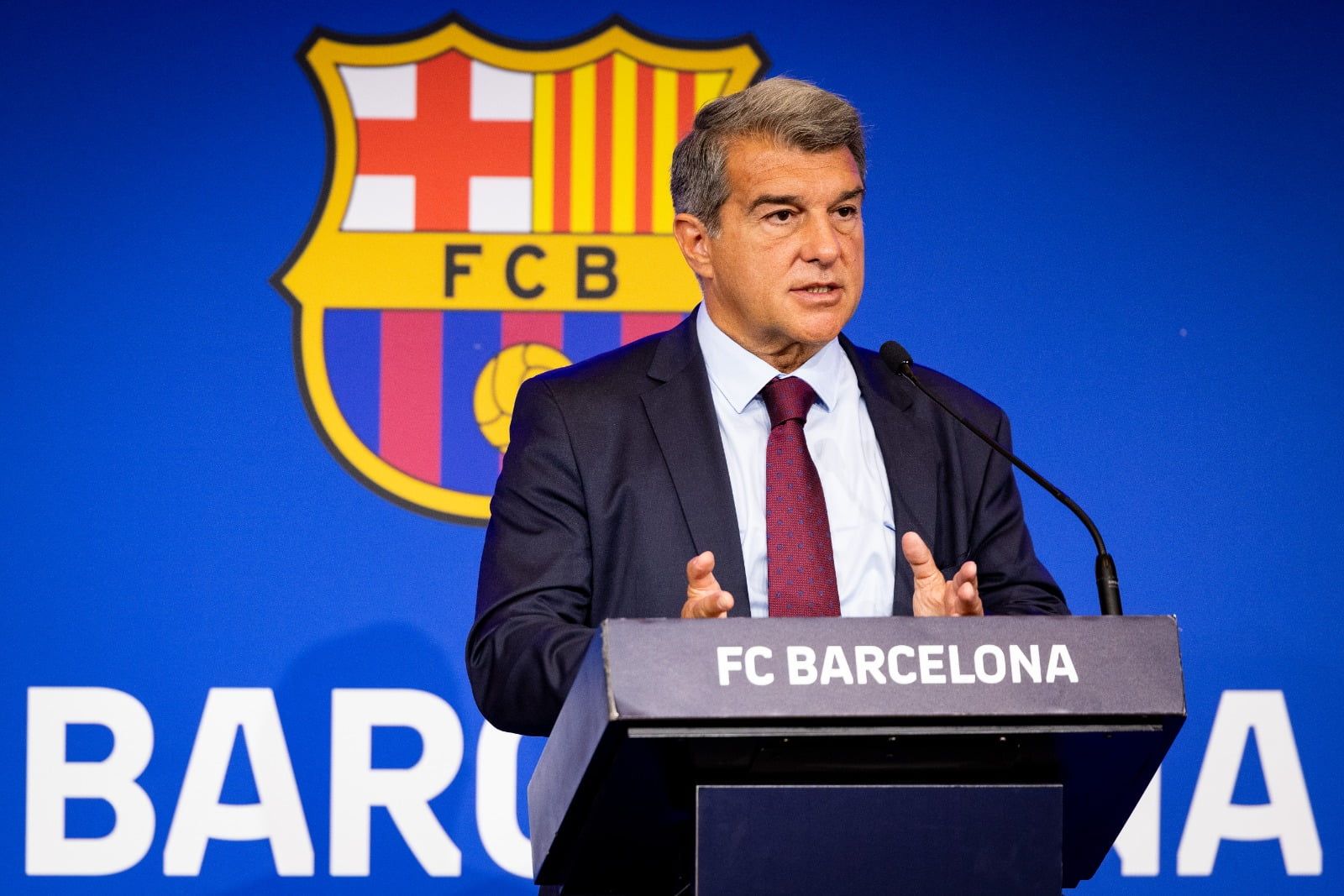 Chủ tịch Joan Laporta muốn phát hành NFT cho Barcelona