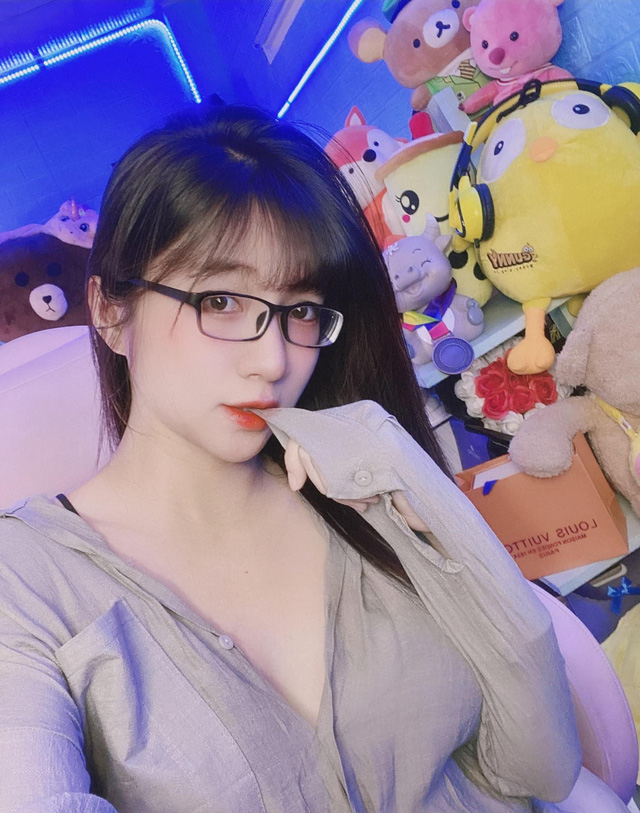 Có một nữ streamer đời đầu khiến đàn em “hít khói" với phong cách “hack tuổi” đáng nể
