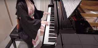 "Thánh nữ YouTuber" cosplay thành waifu Marin Kitagawa trong My Dress-Up Darling