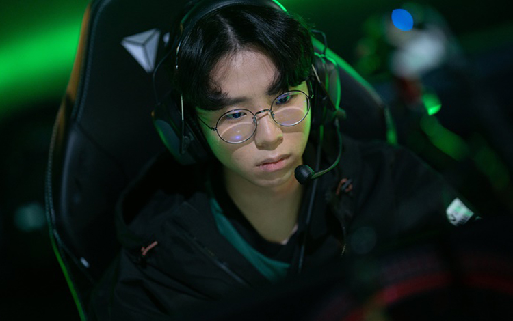 Morgan đồng cảm cùng Faker khi chứng kiến màn phá game của tuyển thủ LPL, cộng đồng LMHT tuyên bố "tới công chuyện với Ngài"