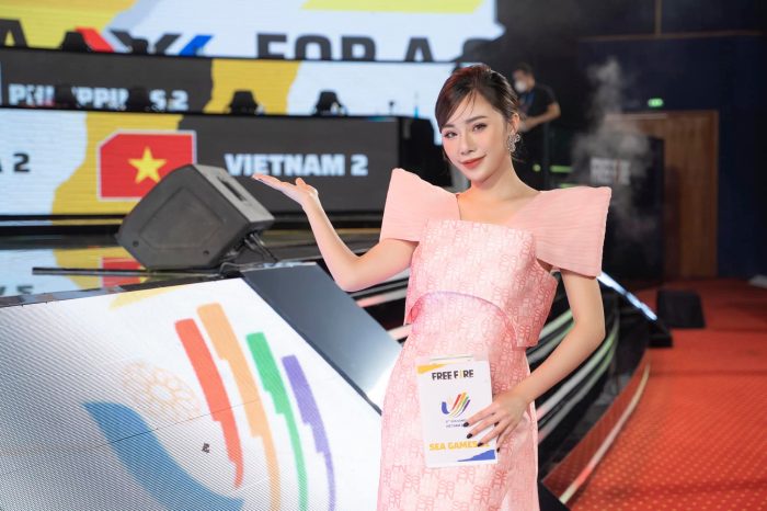 Nữ MC song ngữ xinh đẹp, cổ vũ hết mình cho tuyển Đột Kích Việt Nam tại SEA Games 31