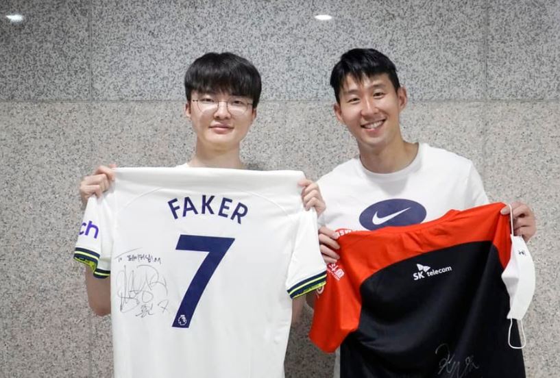 Fan cà khịa khi Faker chụp ảnh chung với cùng Son Heung-min: 15 cúp chụp cùng 0 cúp